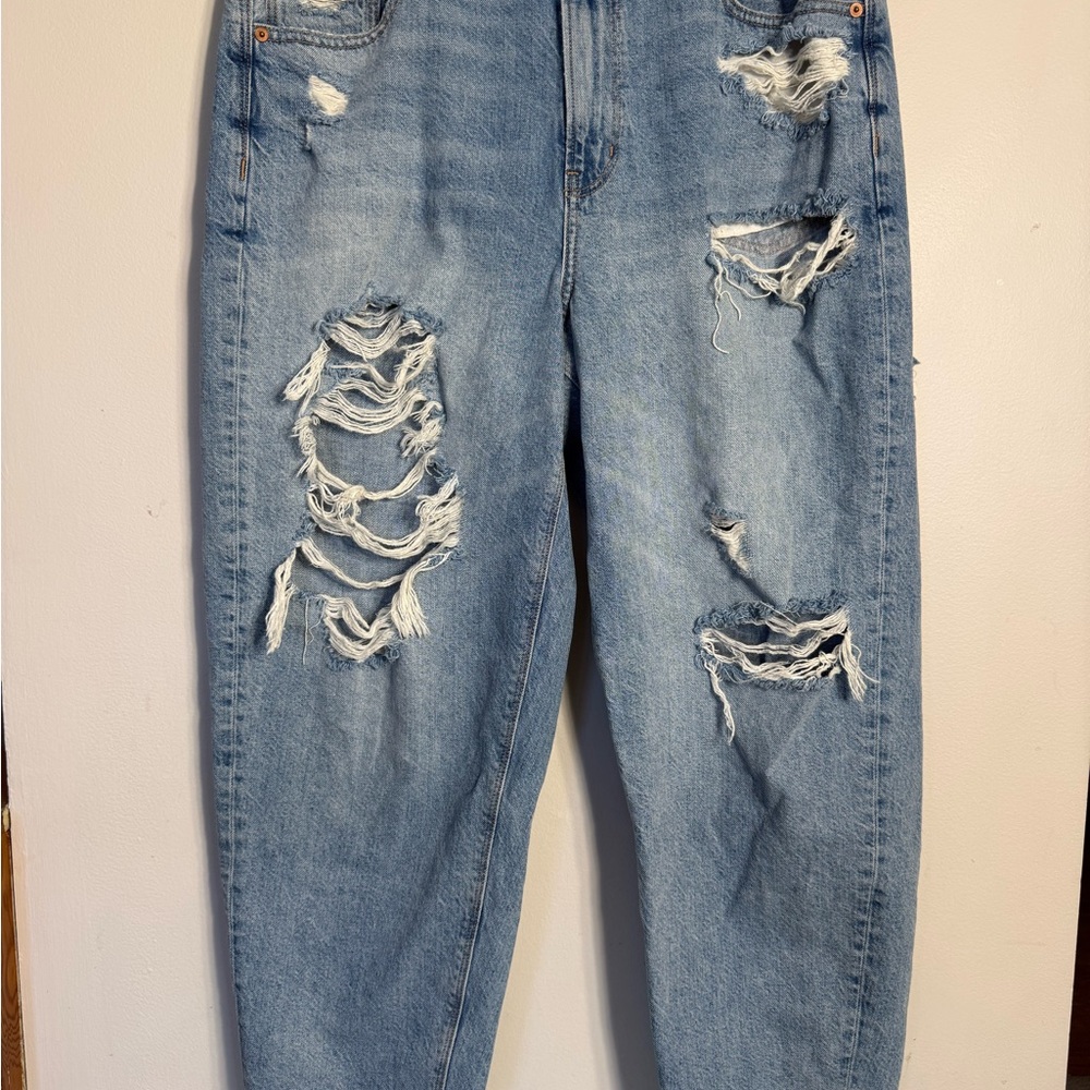 American Eagle Outfitters Light Blue Distressed Relaxed Mom Jeans